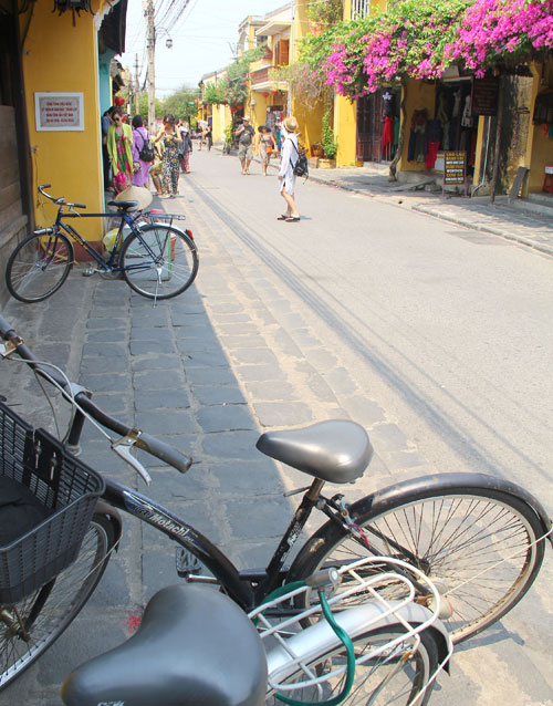 (Las bicicletas son el medio de transporte más popular para los turistas en Hoi An - bike-tour)