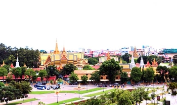 Llegada a Phnom Penh  (-/-/-)