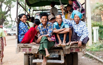 Mandalay – Traslado por carretera a Bagan (D/-/-)